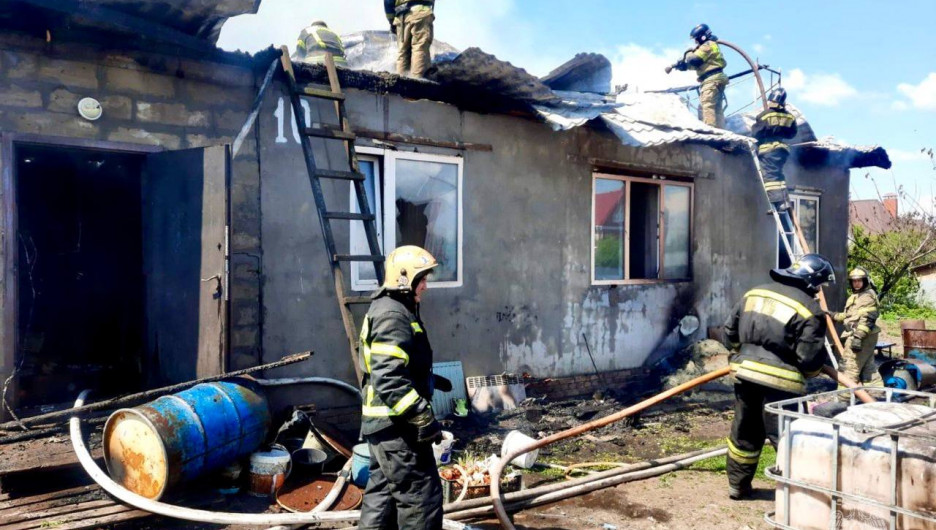 Еще один крупный пожар произошел в частном доме в Барнауле - обнаружен погибший