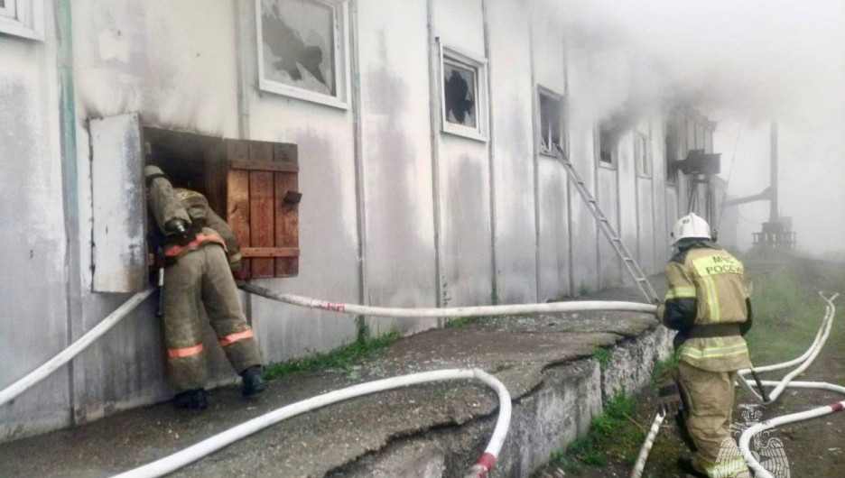 Мощный пожар охватил почтовый склад в Бийске