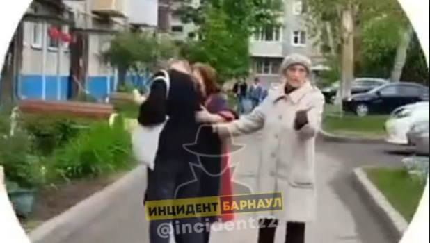В Барнауле две женщины решили проучить кулаками школьниц, который разносили листовки