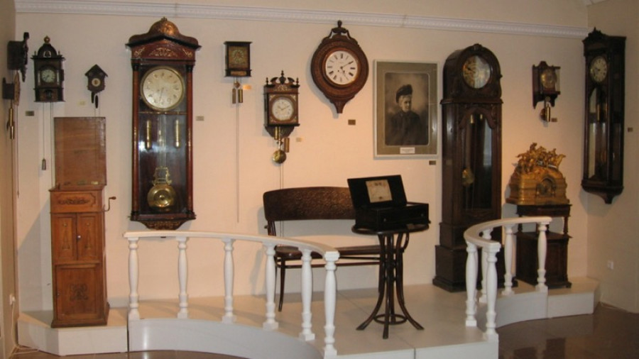 Старинные часы в ангарском Музее часов.