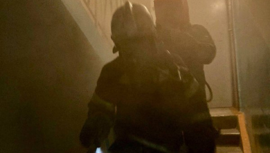 Барнаульские пожарные эвакуировали пять человек из горящего дома