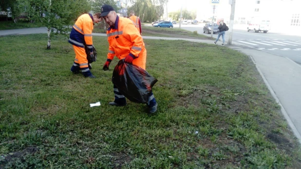 Барнаульские специалисты косят газоны и убирают мусор в городе.