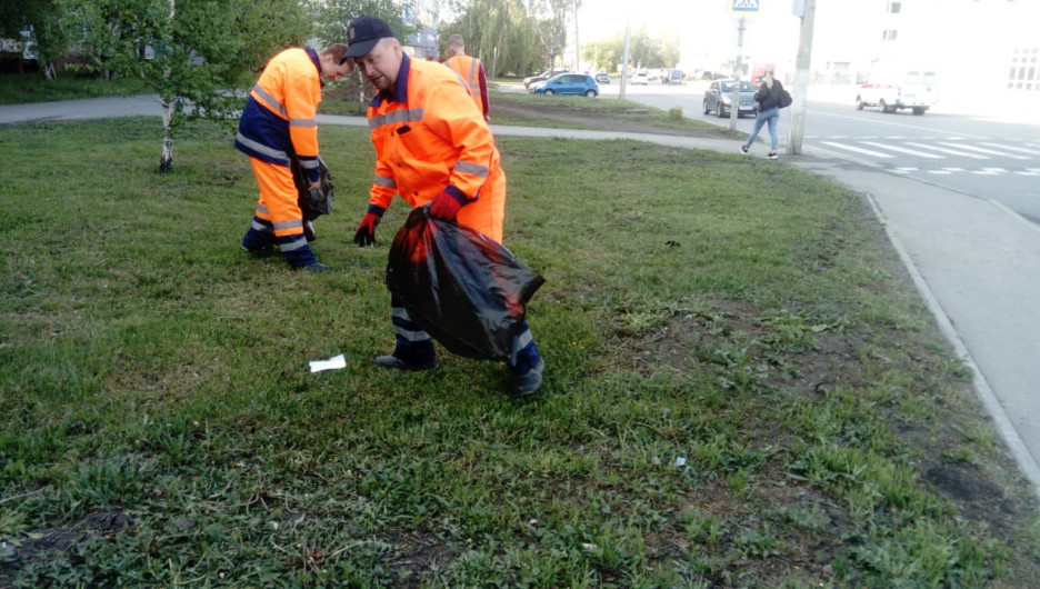 Барнаульские специалисты косят газоны и убирают мусор в городе