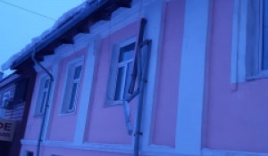	
Директор УП пойдет под суд из-за падения наледи с карниза дома на жительницу Барнаула