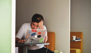 Мужчина за ноутбуком.