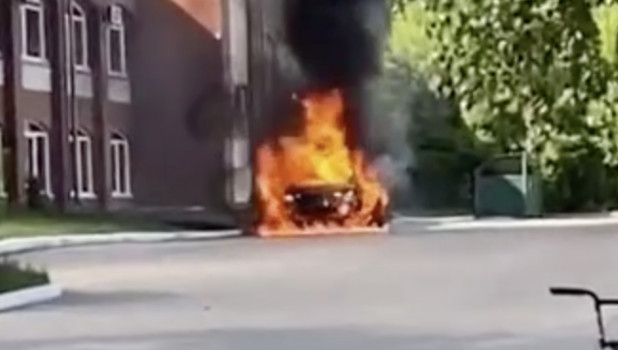 Автомобиль загорелся на одной из улиц Барнаула.