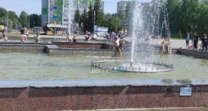 Дети купаются в фонтане в Барнауле.