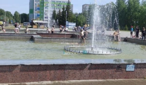 Дети купаются в фонтане в Барнауле.