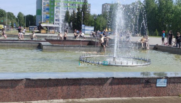 Дети купаются в фонтане в Барнауле.