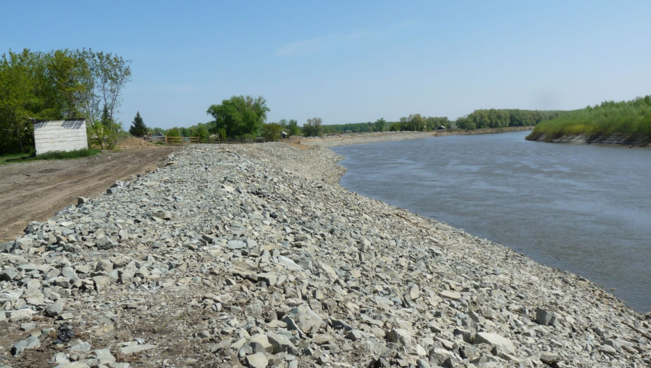 В Алтайском крае почти закончили укреплять берег реки Чумыш 