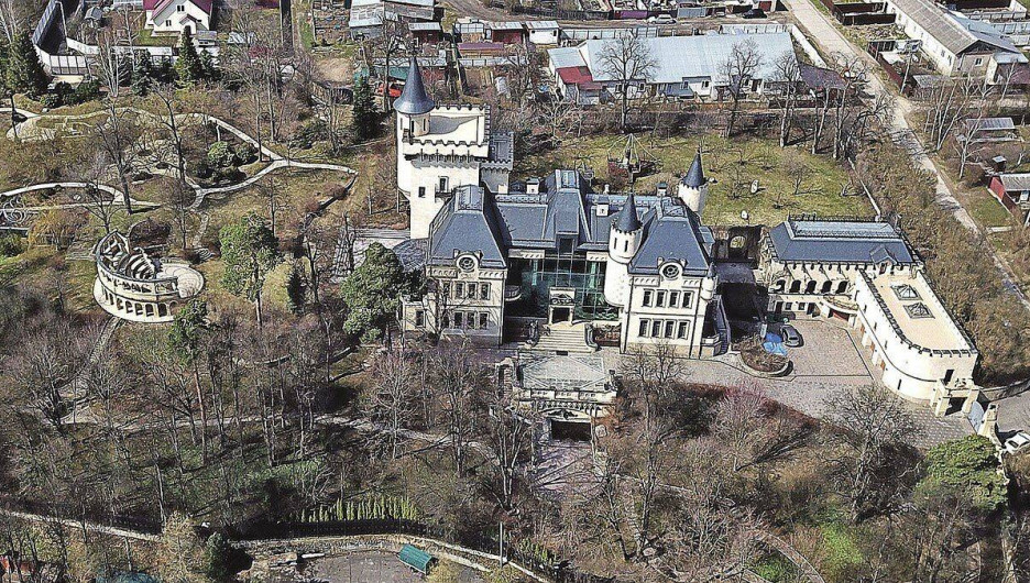 СМИ: Пугачева не продала замок в Грязи и может вернуться в Россию