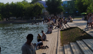 Барнаульцы купаются в пруду в парке "Изумрудный"