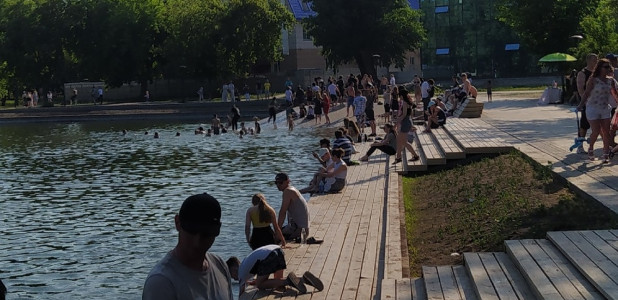 Барнаульцы купаются в пруду в парке "Изумрудный"