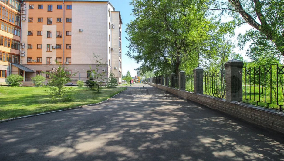 Гигантскую четырешку рядом с парком "Изумрудный" продают за 22,5 млн рублей в Барнауле