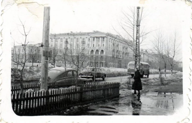 Барнаульский транспорт (в том числе и такси), дата фото не указана.