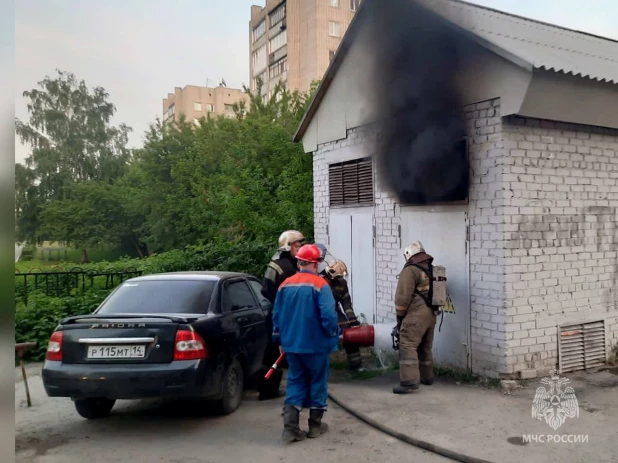 В Барнауле произошел пожар на трансформаторной подстанции.