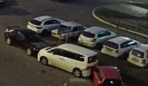 Неизвестный автомобилист протаранил припаркованные машины