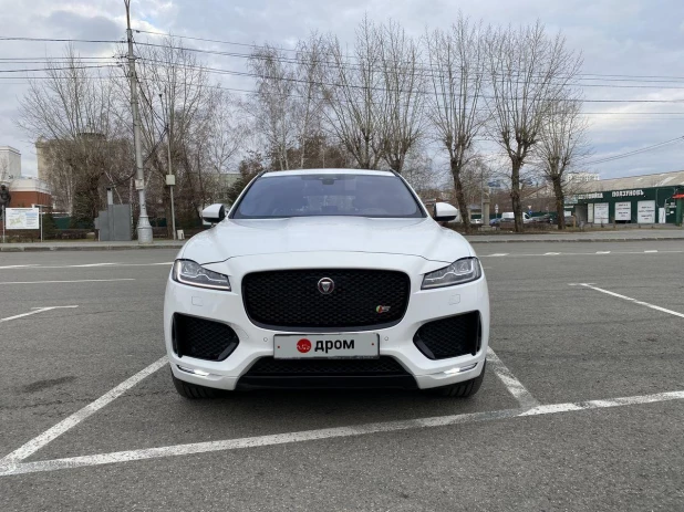 Белоснежный Jaguar с люком на крыше продают за 4,8 млн рублей в Барнауле.