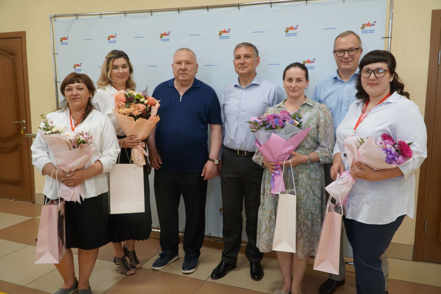 Владимир Шаманов поздравил с Днем социального работника координаторов фонда.
