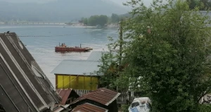 Прибрежные участки Телецкого озера залило водой.
