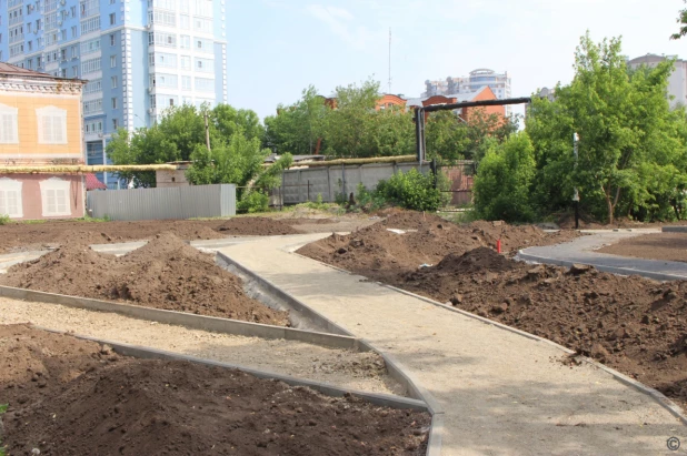 В Барнауле продолжают благоустраивать сквер на Приречной.