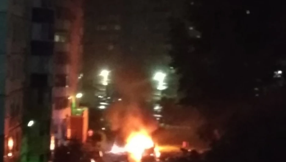 Автомобиль загорелся в Барнауле. 