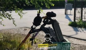 Электросамокат в урне.