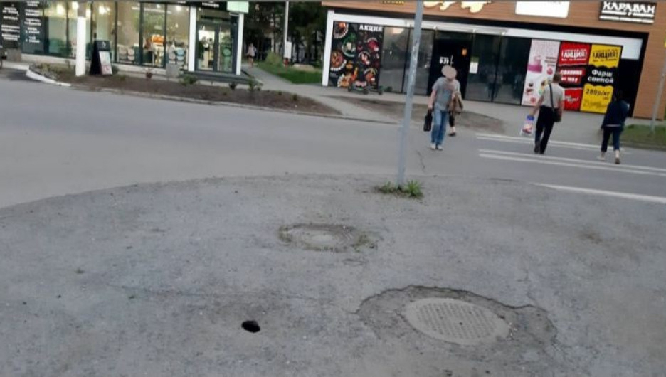 Асфальт начал проваливаться на улице Попова в Барнауле
