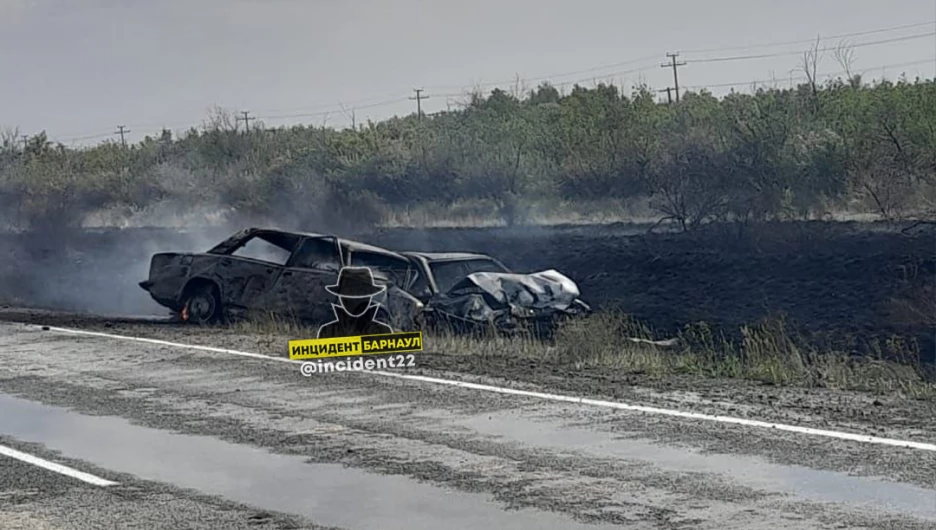 Соцсети: два автомобиля столкнулись и загорелись вместе с людьми внутри в Алтайском крае