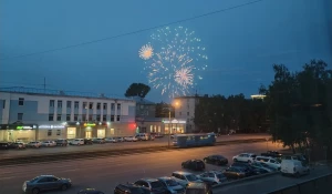 Салют из окон на День России в Барнауле 