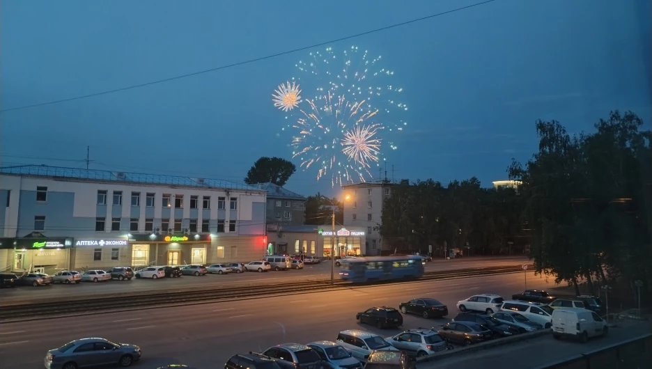 Салют из окон на День России в Барнауле 