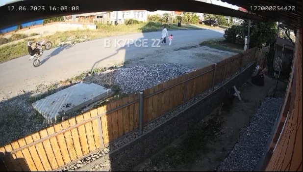 Мотоциклист, встав "на дыбы", сбил женщину, идущую с ребенком, в пригороде Барнаула