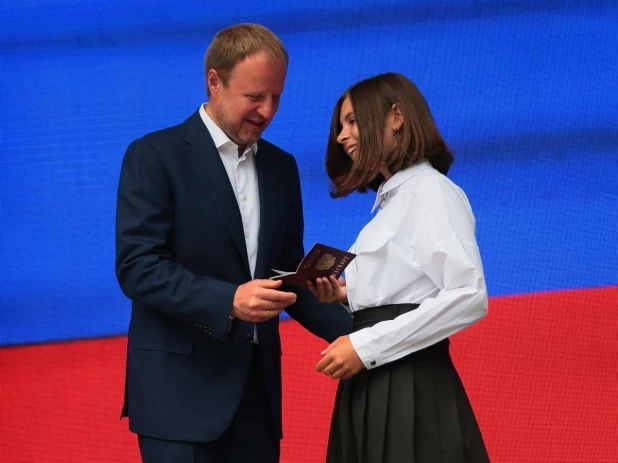 Юным жителям края из Белокурихи, Смоленского и Алтайского районов вручили паспорта.