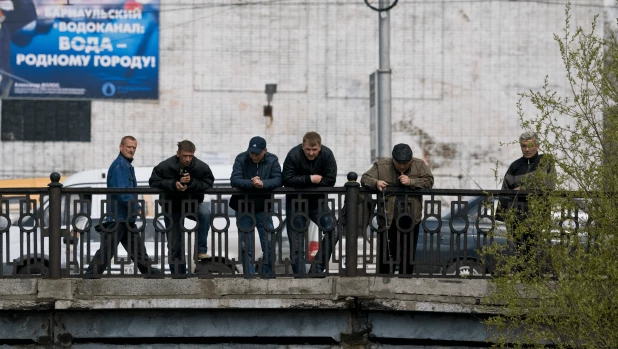 Барнаульцы рыбачат у Центрального рынка. 2010 год. 