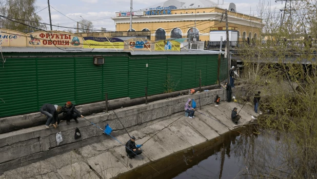 Барнаульцы рыбачат у Центрального рынка. 2010 год. 