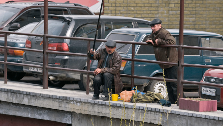 Барнаульцы рыбачат у Центрального рынка. 2010 год. 