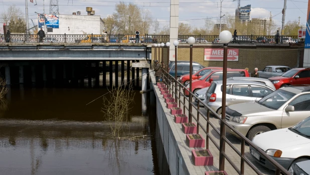 Барнаульцы рыбачат у Центрального рынка. 2010 год. 