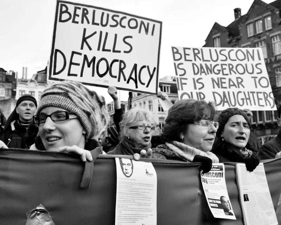 Протесты в Италии против Берлускони