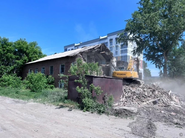 В Барнауле сносят еще один аварийный дом.