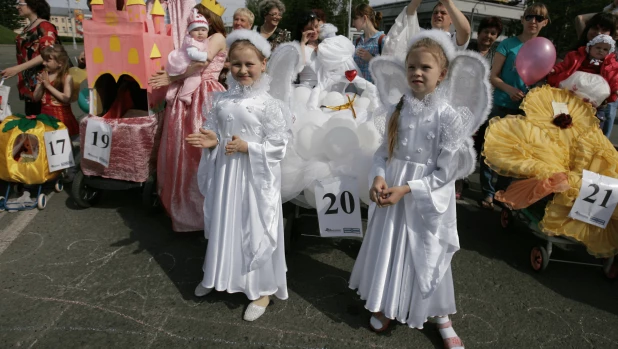 Парад колясок в Барнауле. 2010 год. 