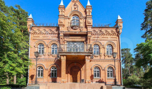 Огромный замок с королевскими покоями продают за 70 млн рублей в Барнауле
