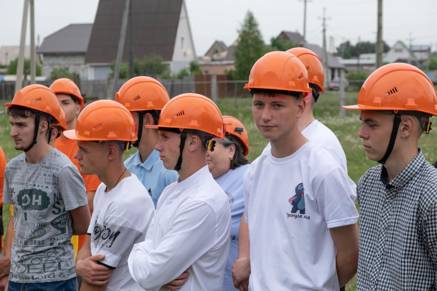 Алтайкрайэнерго провело соревнования по профессиональному мастерству среди бригад электромонтёров по эксплуатации распределительных сетей.