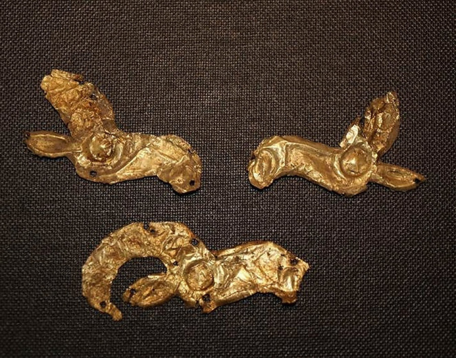 Золотые нашивки на головной убор в музее археологии и этнографии Алтая.