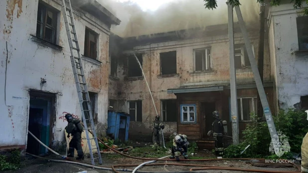 В Барнауле загорелся нежилой дом.