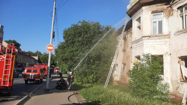 В Барнауле загорелся нежилой дом.