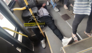 Мужчина заснул в автобусе на полу.