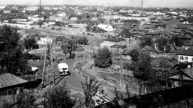 Песочный взвоз. Дорога на Гору. Скоро приступят к расширению дороги и уложат рельсы трамвайных путей. 60-е годы.