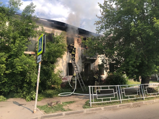 Пожар в нежилом доме. Огонь. Пожар.