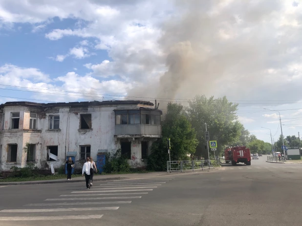 Пожар в нежилом доме. Огонь. Пожар.