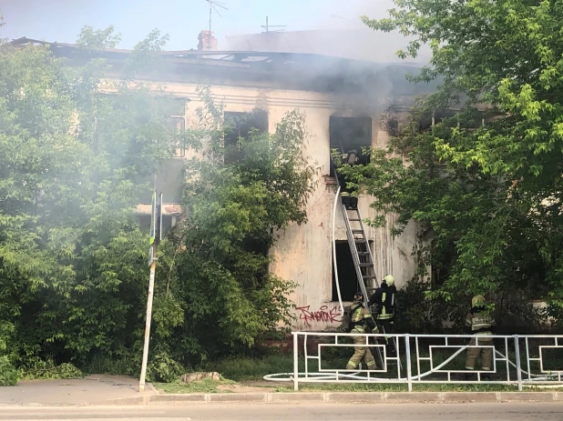 Пожар в нежилом доме. Огонь. Пожар.